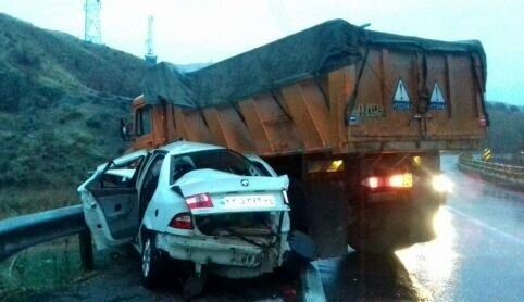 تصادف وحشتناک خودرو سمند با کامیون در آمل / فیلم