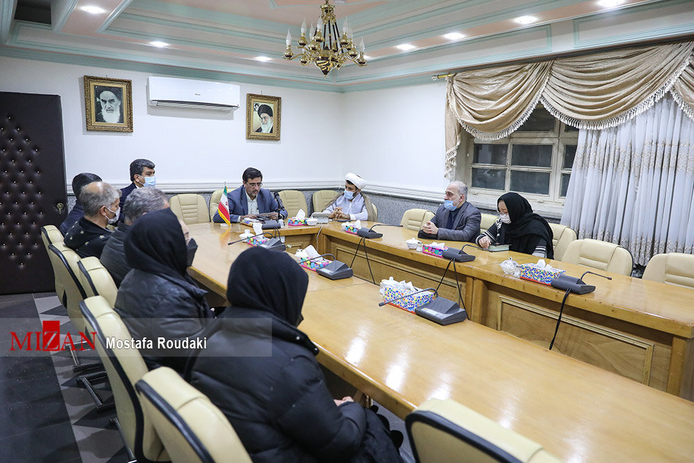 جلسه کمیته صلح و سازش که با حضور قاضی شهریاری و خانواده های غزاله شکور و ارمان عبدالعالی در محل زندان رجای شهر تشکیل شده بود.