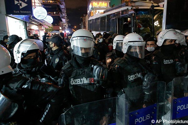 بازداشت بیش از ۴۰ نفر از معترضان در ترکیه