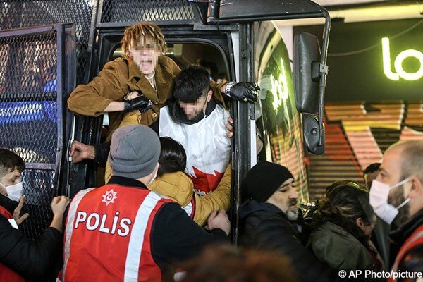 بازداشت بیش از ۴۰ نفر از معترضان در ترکیه