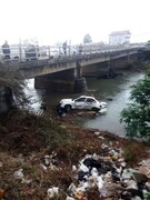 سقوط خودروی سمند به داخل رودخانه در اسالم استان گیلان / فیلم