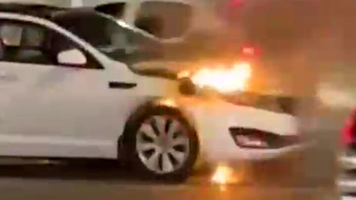 لحظه شعله‌ور شدن خودرویی در کیش / فیلم
