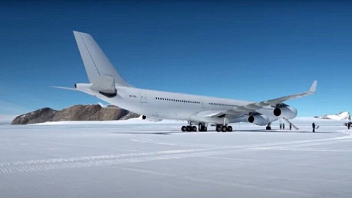 لحظه فرود هواپیمای ایرباس ۳۴۰ بر روی یخ های قطبی / فیلم