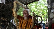 پیرمرد ۸۰ ساله پس از ۲۶ سال به حمام رفت! | شستن کثیف‌ترین موی دنیا / عکس