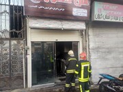 آتش گرفتن موتورسیکلت داخل مغازه در رشت / فیلم