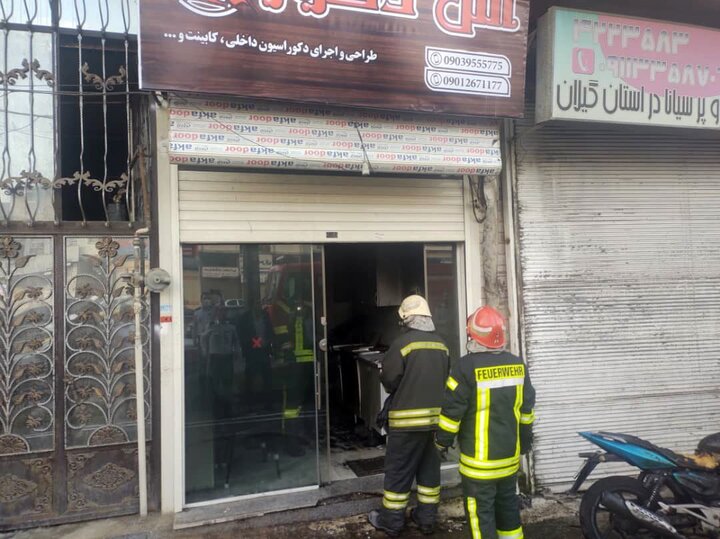 آتش گرفتن موتورسیکلت داخل مغازه در رشت / فیلم