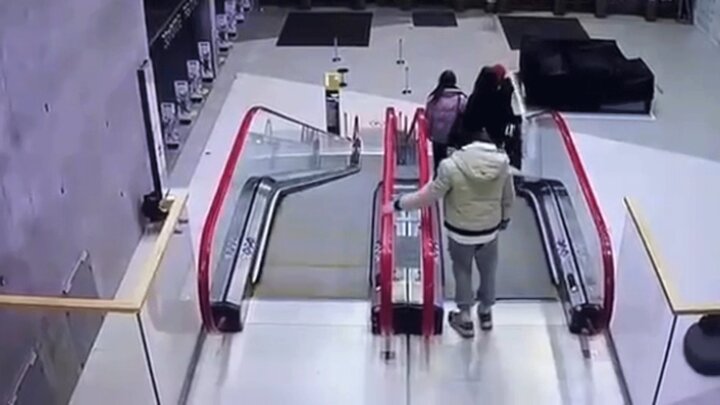 ویدیو هولناک از لحظه سقوط دختربچه بازیگوش از روی پله برقی