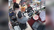 ویدیویی عجیب از شلیک فروشنده سوپرمارکت به سارقان / فیلم