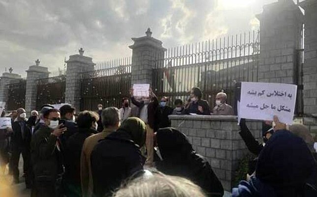 تجمع معلمان سیرجانی در اعتراض به اجرا نشدن رتبه بندی معلمان