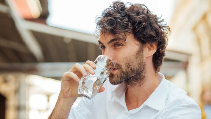  ۱۰ دلیلی که نشان می دهد نباید ایستاده آب بنوشید