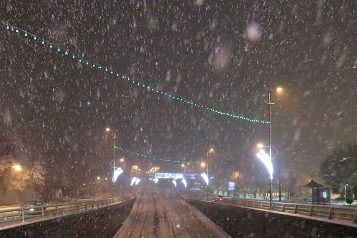 تصاویری دیدنی از بارش برف پاییزی در ارتفاعات تهران / فیلم