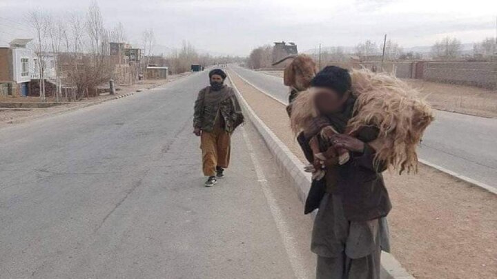 مجازات عجیب یک دزد توسط طالبان / گذاشتن بز روی شانه‌های سارق!