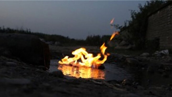 فیلمی شوک کننده از لحظه آتش گرفتن آب چشمه در شمال ایران