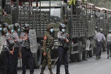 زیر گرفتن مردم توسط خودروی ارتش میانمار / فیلم