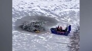 لحظات نفس‌گیر نجات مرد از وسط دریاچه یخ زده / فیلم