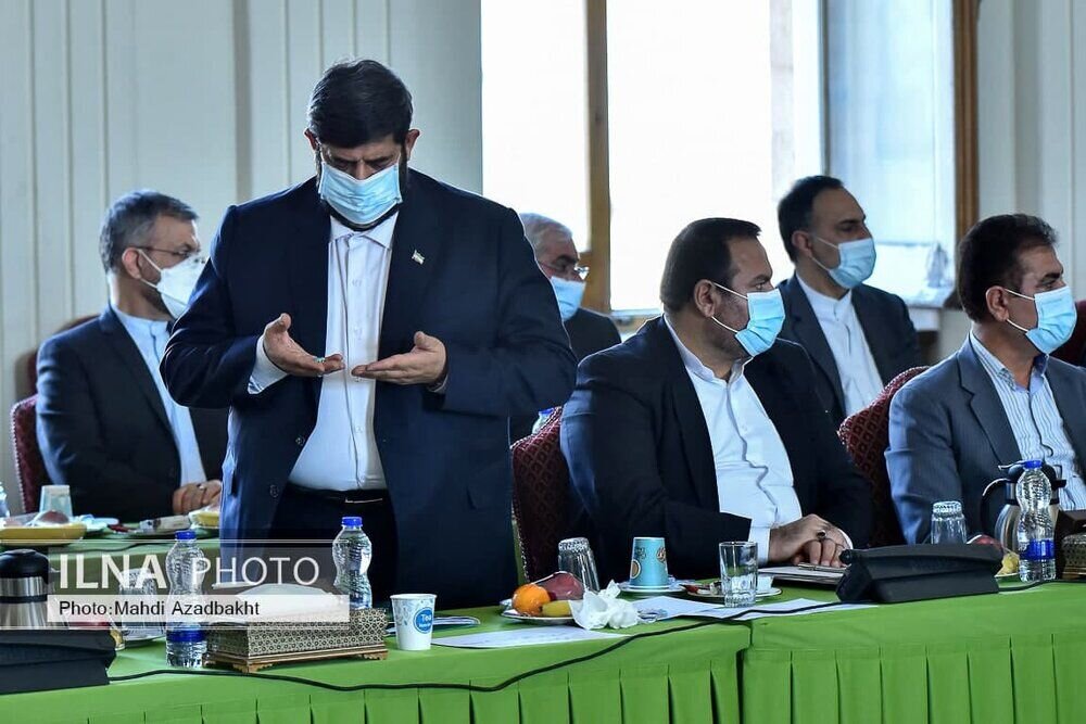 عکس | نماز خواندن یکی از حاضران وسط جلسه دیدار وزیرخارجه با نمایندگان مجلس