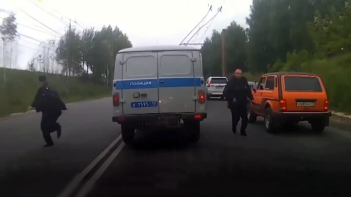 فیلم خنده دار از فرار عجیب یک مجرم از ماشین پلیس در ترافیک