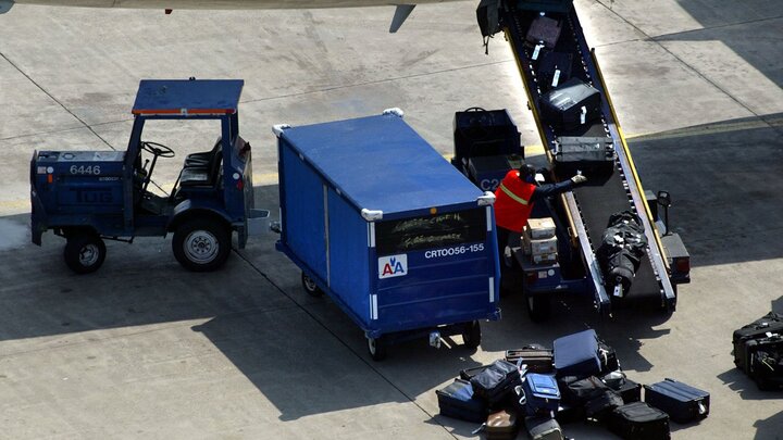 ویدیو خنده دار از حرکت کردن چمدان یک مسافر در باند فرودگاه