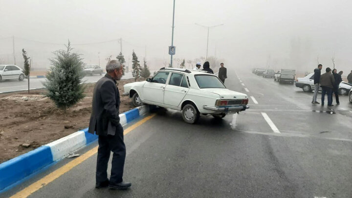 مه غلیظ صبحگاهی در اتوبان قزوین کرج / فیلم