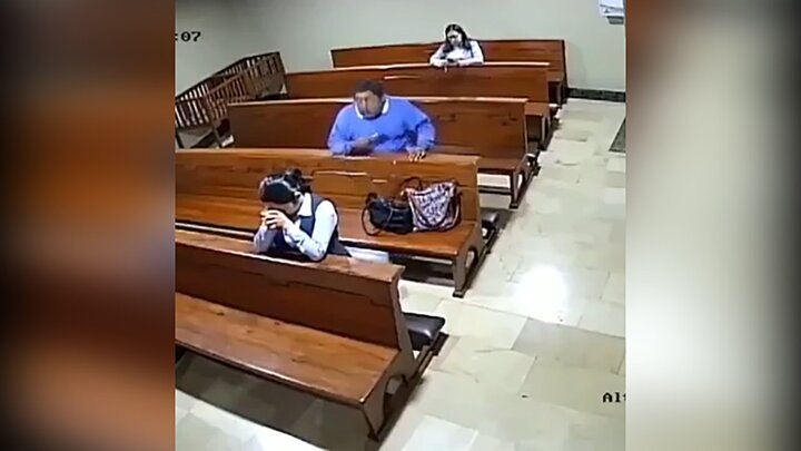 ویدیو عجیب از لحظه سرقت تلفن همراه یک زن در کلیسا