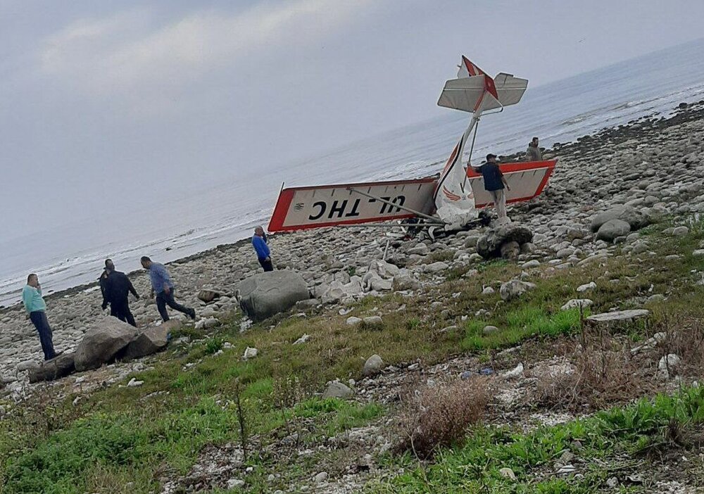 یک هواپیمای تفریحی در رامسر سقوط کرد / عکس