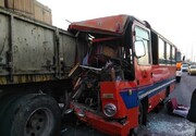 تصاویر دردناک از تصادف شدید مینی‌بوس با تریلی در جاده خاوران + ۱۲ مصدوم / فیلم