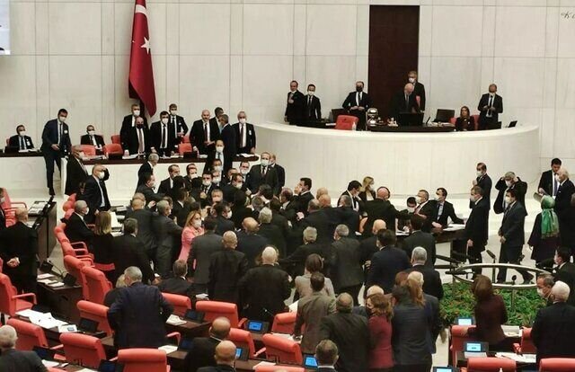 درگیری با مشت در پارلمان ترکیه!