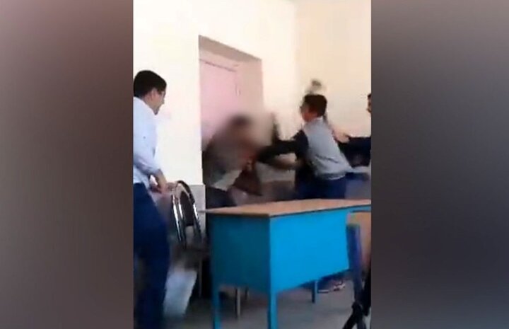 اشک‌های تلخ و اظهارات معلم بروجردی پس از انتشار ویدیو آزارش توسط دانش‌آموزان / فیلم