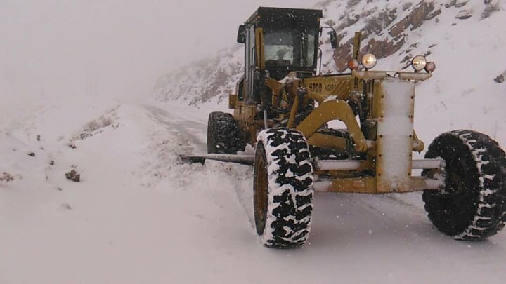 مسدود شدن گردنه «تته» در محور پاوه به سروآباد به دلیل بارش شدید برف