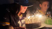 آتش گرفتن وحشتناک موی زن جوان هنگام فوت کردن شمع کیک تولدش / فیلم