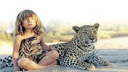 رفاقت عجیب دختربچه ۱۰ ساله با حیوانات وحشی / فیلم