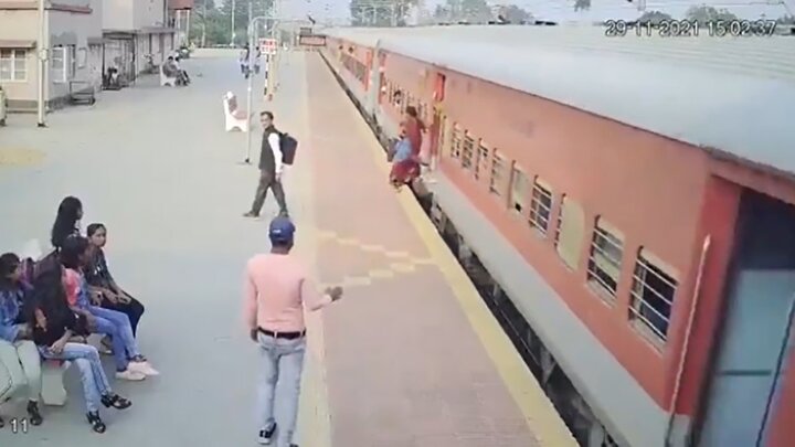 ویدیو دلهره آور از لحظه سقوط زن از قطار در حال حرکت