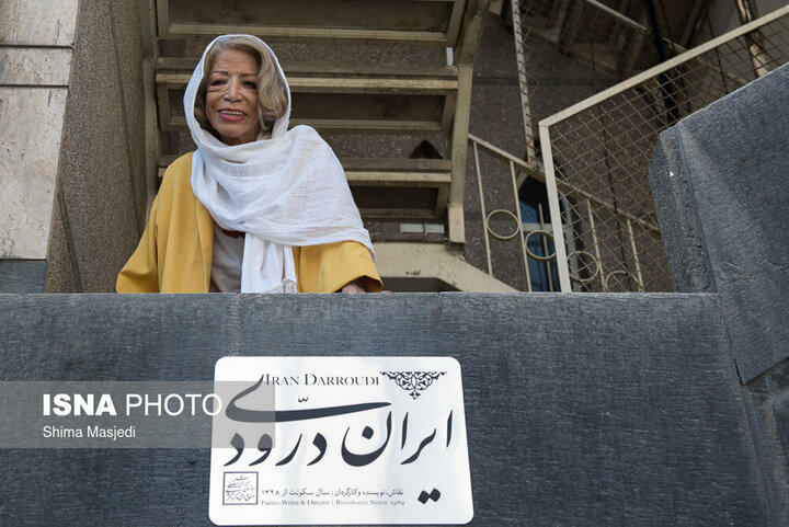 سنگ مزار ایران درودی در چهلمین روز درگذشتش / عکس