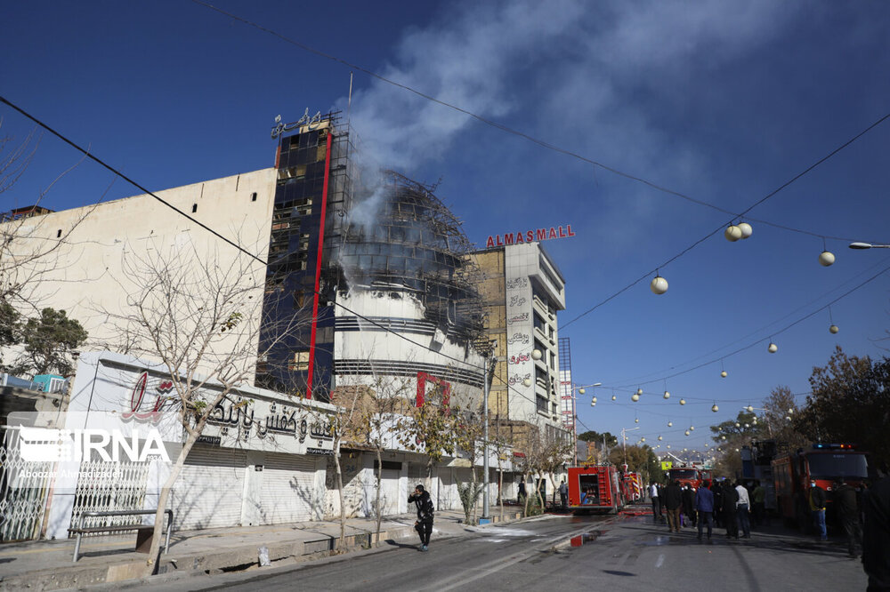 عکس/ آتش سوزی در برج تجاری کرمان