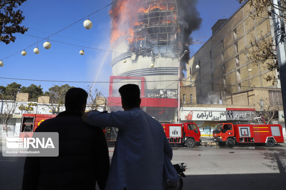 عکس/ آتش سوزی در برج تجاری کرمان