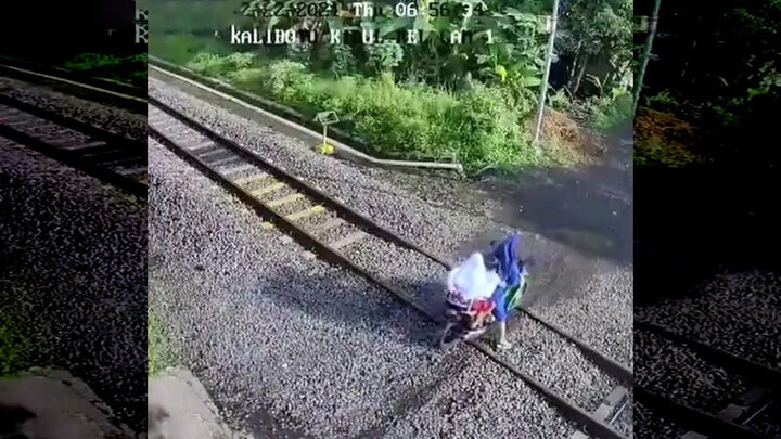 ویدیو هولناک از لحظه عبور قطار از روی موتور مادر و فرزندانش
