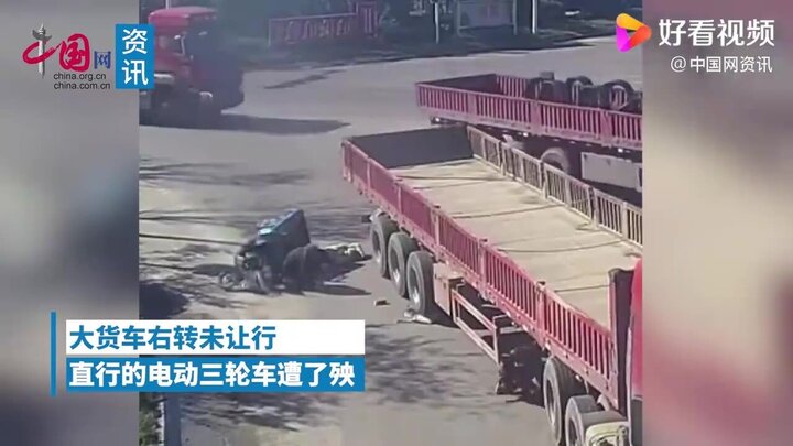 فرار معجزه آسای راننده موتورسیکلت پس از عبور تریلی از روی سرش / فیلم 