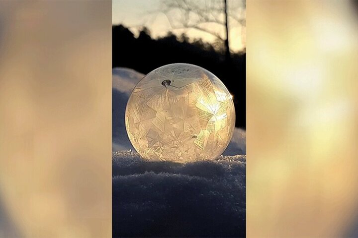 تصاویر تماشایی از لحظه یخ زدن یک حباب آب / فیلم