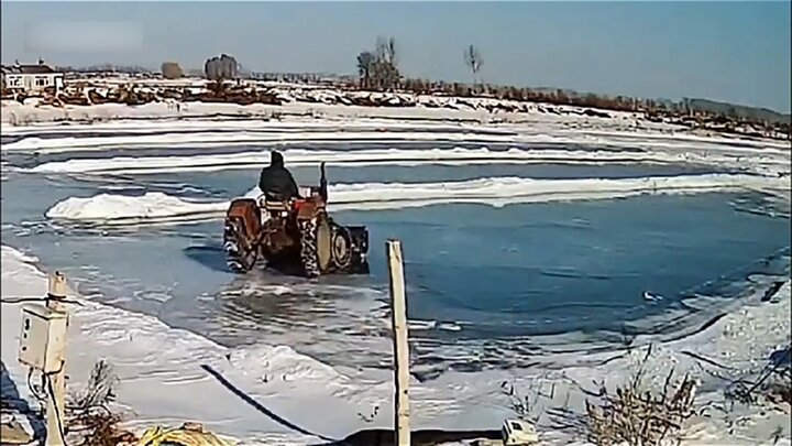 لحظه سقوط تراکتور به داخل دریاچه یخ زده / فیلم