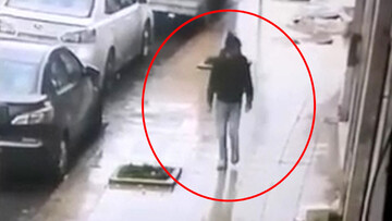 ویدیو دلخراش از لحظه مرگ هولناک پسر جوان در پیاده رو به دلیل ریزش نمای ساختمان