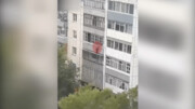 ویدیو دلخراش از لحظه سقوط زن جوان از بالای ساختمان