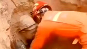 ویدیو دلهره آور نجات معجزه آسا مرد از زیر خروارها خاک | سجده شکر مرد زنده به گور شده / فیلم
