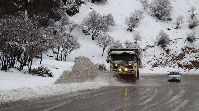 آخرین خبرها از وضعیت راه‌های کشور/ بارش برف و باران در محورهای ۱۹ استان