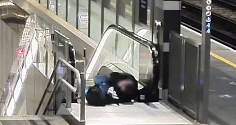 ویدیو عجیب از سقوط مردان بد مست از روی پله برقی مترو 