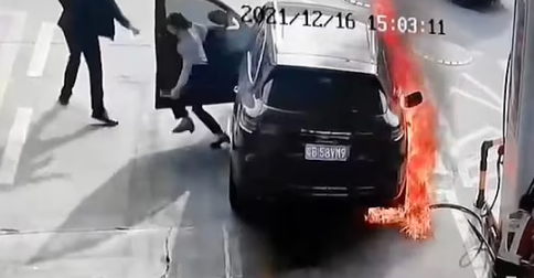آتش زدن زن جوان پورشه‌سوار توسط مرد غریبه در پمپ بنزین / فیلم 