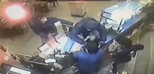 تیراندازی نوجوان ۱۴ ساله به صورت سارق در پیتزا فروشی / فیلم