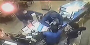 تیراندازی نوجوان ۱۴ ساله به صورت سارق در پیتزا فروشی / فیلم