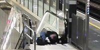 ویدیو عجیب از سقوط مردان بد مست از روی پله برقی مترو 