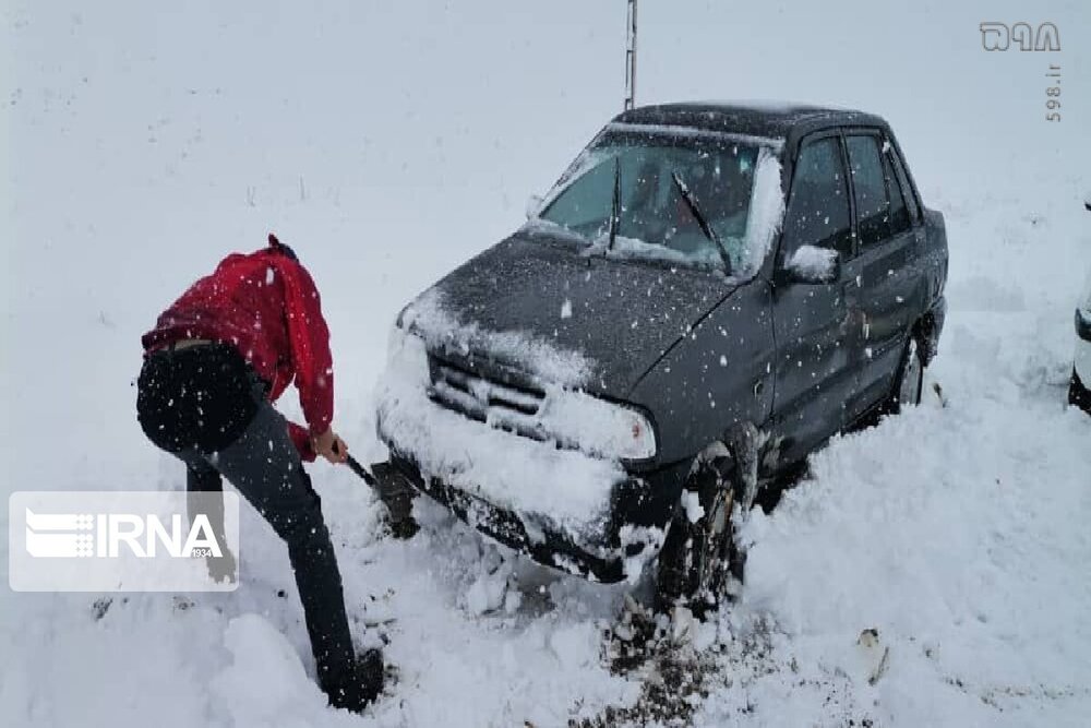 تصاویر / امدادرسانی به خودروهای گرفتار در برف + فیلم