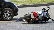 تصادف وحشتناک پراید با موتورسیکلت | نجات معجزه آسای موتورسوار در برخورد شدید با خودرو / فیلم